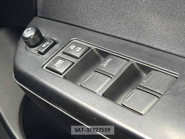 Suzuki SWIFT 2013-08 6020361-25