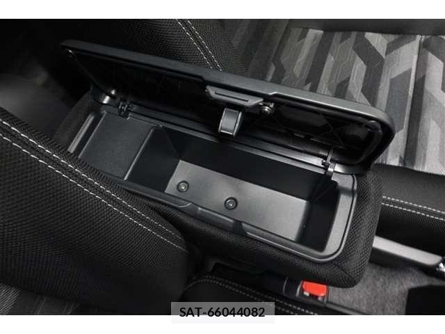 Daihatsu TAFT 2025-10 8210524-25