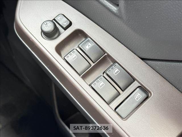 Toyota TANK 2019-05 7964039-28