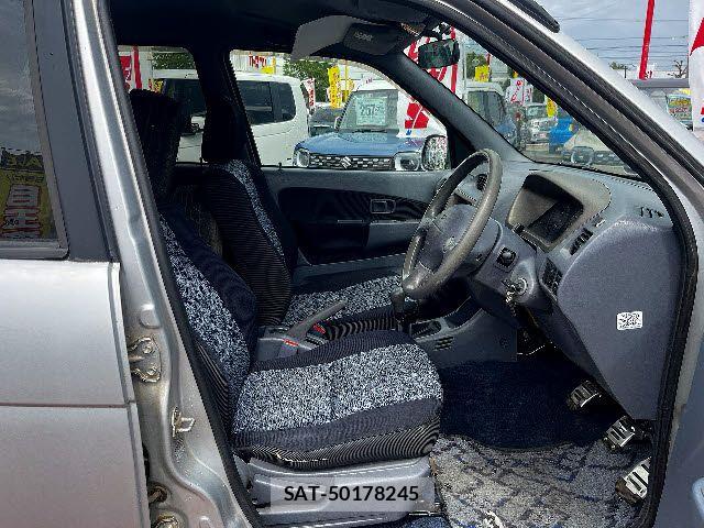 Daihatsu TERIOS KID 2000-01 8232139-9