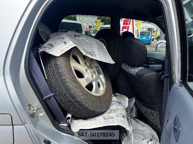 Daihatsu TERIOS KID 2000-01 8232139-3