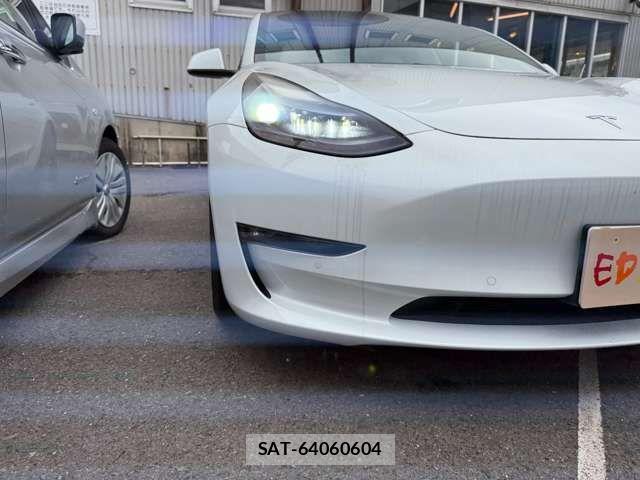 Tesla MODEL 3 2022-12 1165893-8