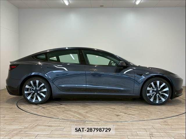 Tesla MODEL 3 2024-12 4424553-13