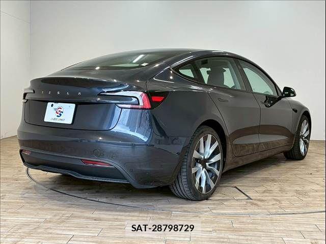 Tesla MODEL 3 2024-12 4424553-15