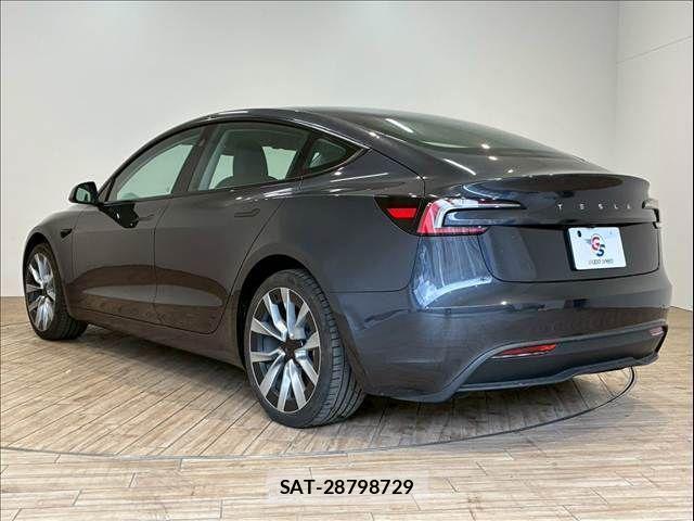 Tesla MODEL 3 2024-12 4424553-16