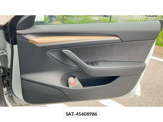 Tesla MODEL 3 2021-07 6914520-26
