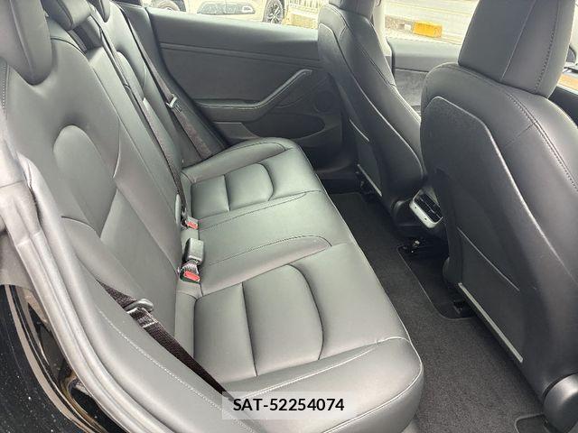 Tesla MODEL 3 2021-04 7061067-4