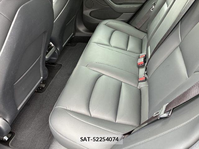 Tesla MODEL 3 2021-04 7061067-7