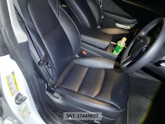 Tesla MODEL 3 2021-11 7216455-13