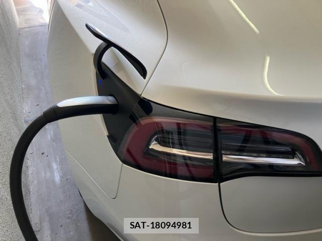 Tesla MODEL 3 2020-09 8317644-4