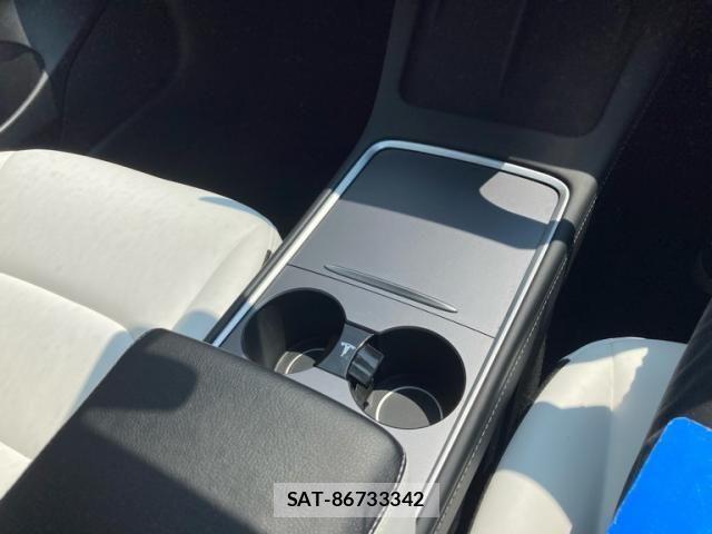 Tesla MODEL 3 2021-07 8317645-19
