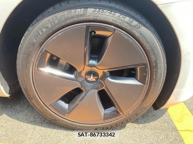 Tesla MODEL 3 2021-07 8317645-3