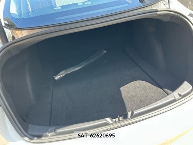 Tesla MODEL 3 2021-11 8415474-9