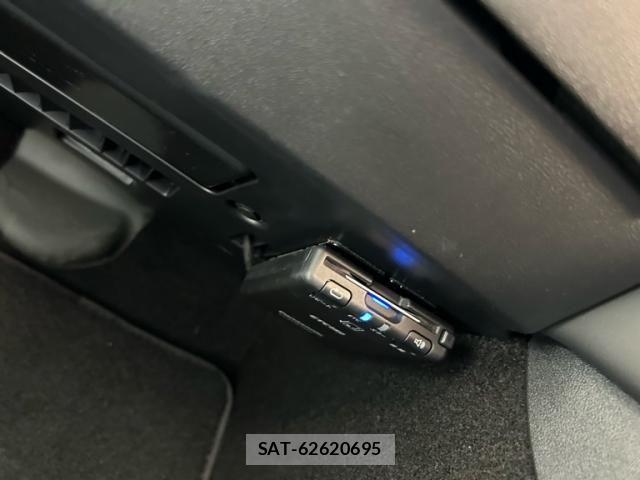 Tesla MODEL 3 2021-11 8415474-10