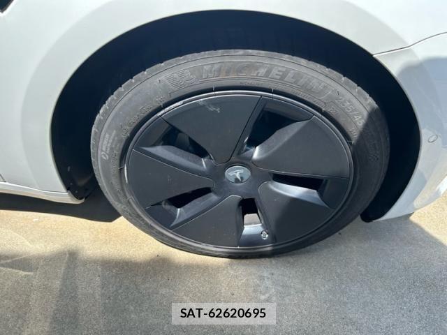 Tesla MODEL 3 2021-11 8415474-17