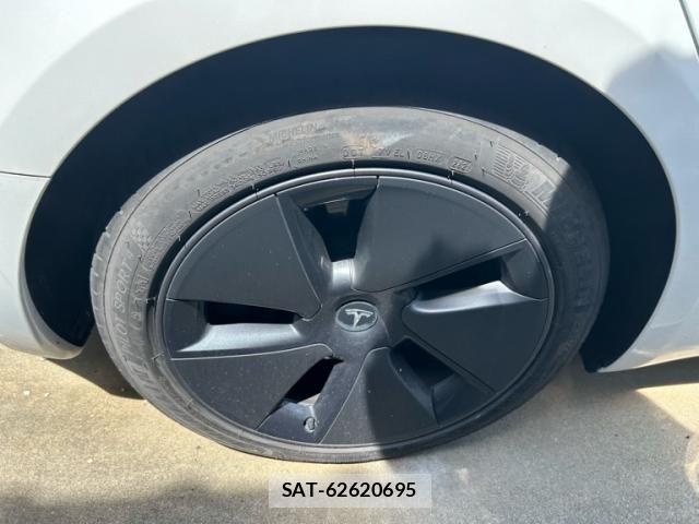 Tesla MODEL 3 2021-11 8415474-18