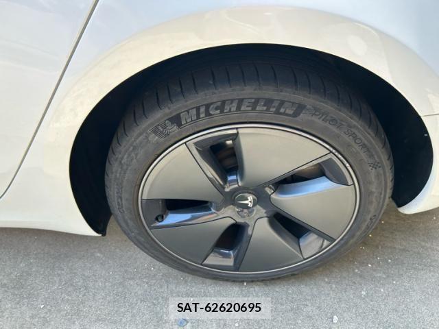 Tesla MODEL 3 2021-11 8415474-19