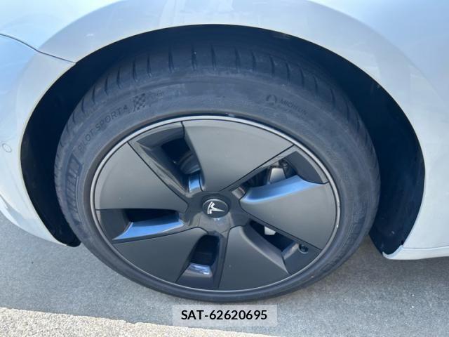 Tesla MODEL 3 2021-11 8415474-20