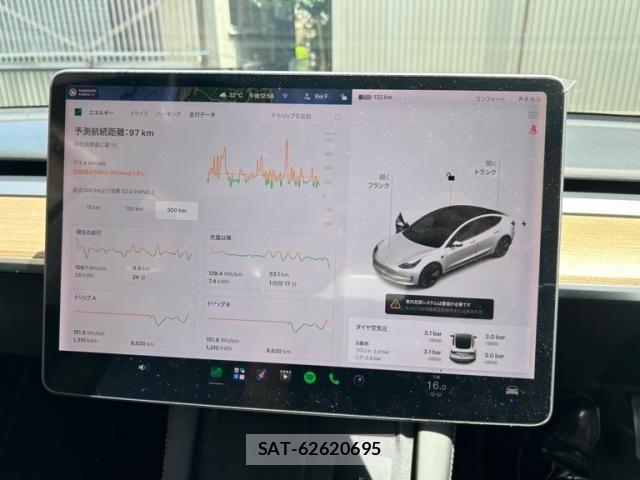 Tesla MODEL 3 2021-11 8415474-6