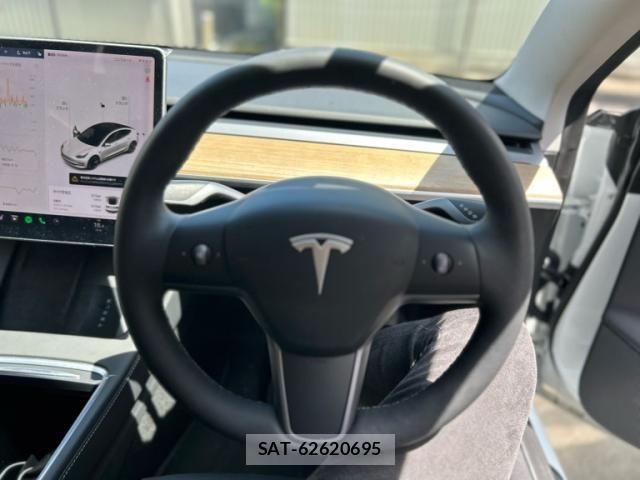 Tesla MODEL 3 2021-11 8415474-7