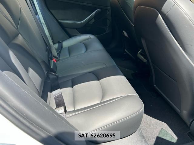 Tesla MODEL 3 2021-11 8415474-8