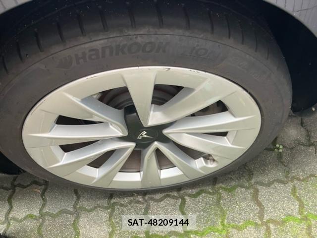 Tesla MODEL 3 2021-05 8415473-3