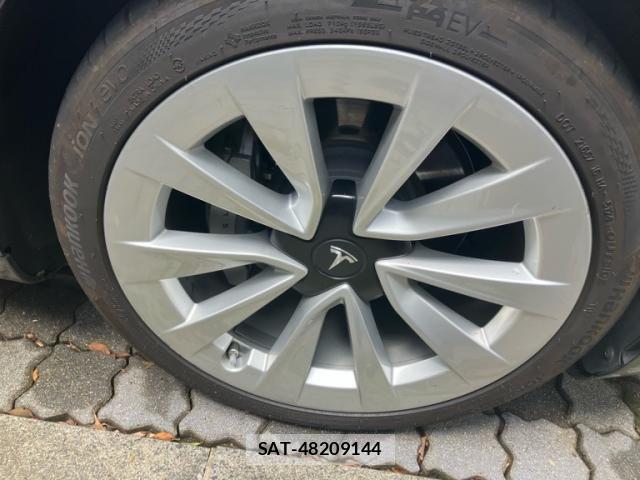 Tesla MODEL 3 2021-05 8415473-4