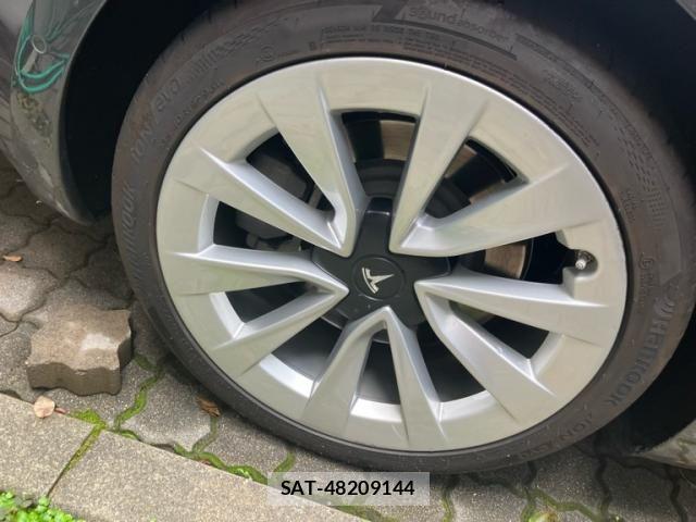 Tesla MODEL 3 2021-05 8415473-5