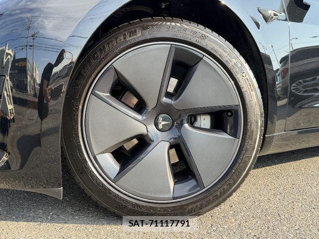 Tesla MODEL 3 2022-03 8563813-15