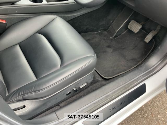 Tesla MODEL 3 2022-08 8782365-18