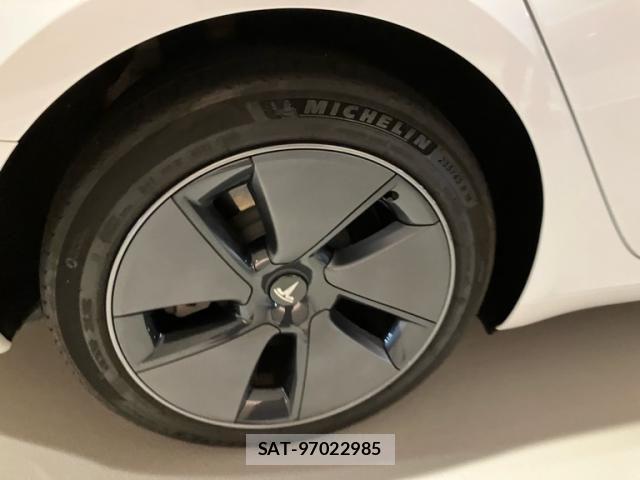 Tesla MODEL 3 2023-09 8832077-9
