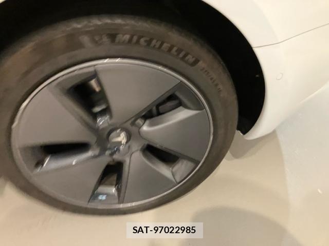 Tesla MODEL 3 2023-09 8832077-11