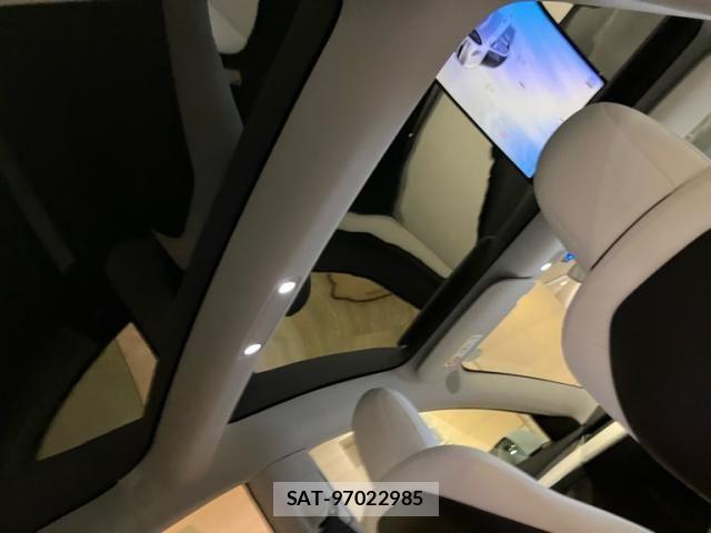 Tesla MODEL 3 2023-09 8832077-14