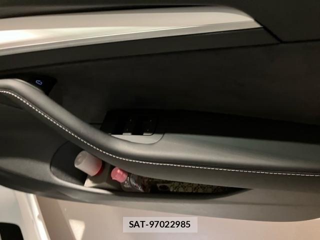 Tesla MODEL 3 2023-09 8832077-15