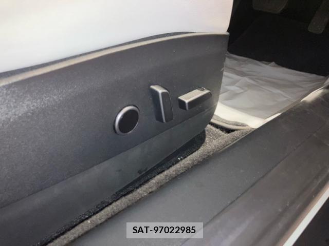 Tesla MODEL 3 2023-09 8832077-16