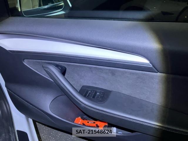 Tesla MODEL 3 2021-08 8832078-19