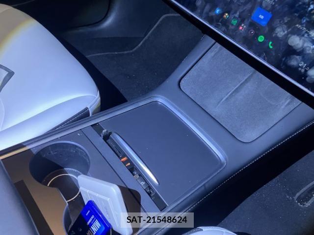 Tesla MODEL 3 2021-08 8832078-21