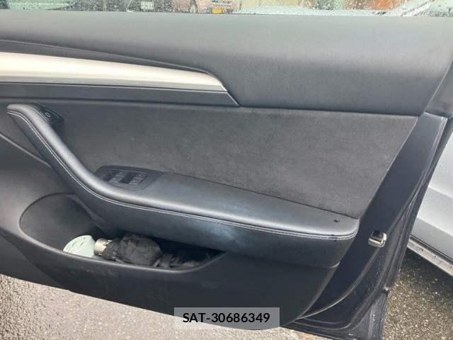 Tesla MODEL 3 2021-12 8882619-10