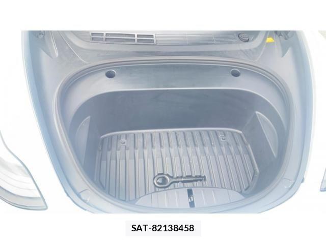 Tesla MODEL 3 2021-11 8882620-23
