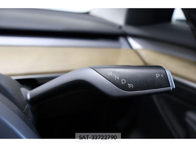 Tesla MODEL 3 2021-08 8882618-21
