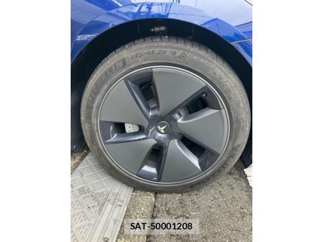 Tesla MODEL 3 2022-03 8882617-8