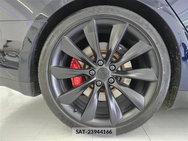 Tesla MODEL S 2014-12 1103510-27