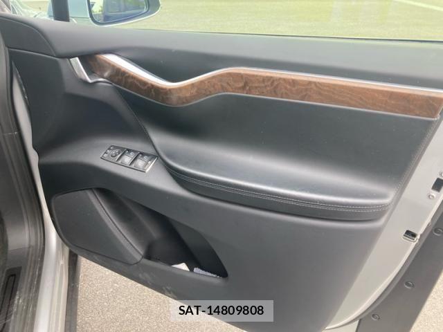 Tesla MODEL X 2017-12 6504177-5
