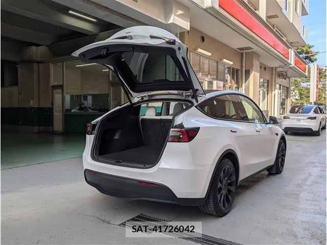 Tesla MODEL Y 2023-06 5880979-13
