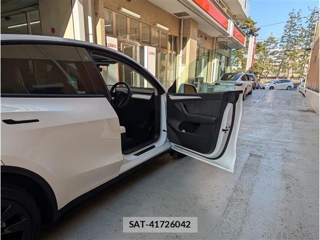 Tesla MODEL Y 2023-06 5880979-14