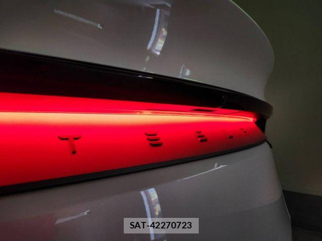 Tesla MODEL Y 2025-10 7458421-23