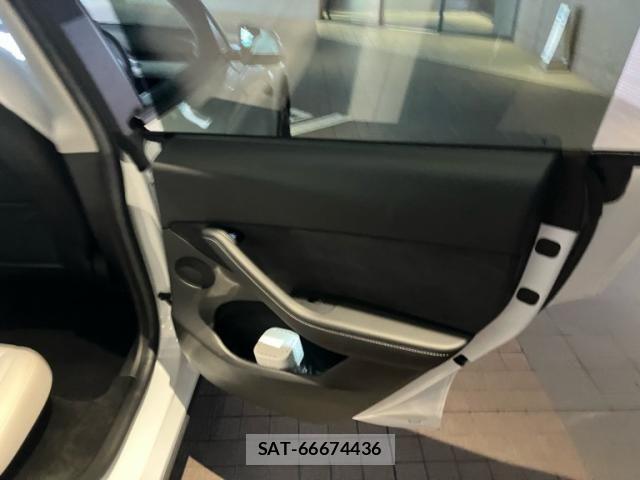 Tesla MODEL Y 2022-11 7510278-12