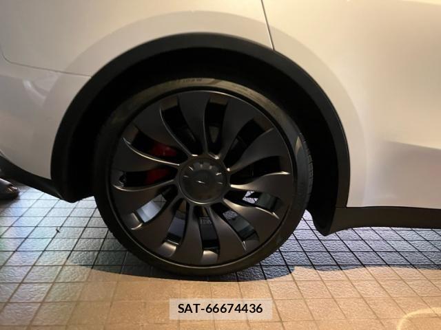 Tesla MODEL Y 2022-11 7510278-8