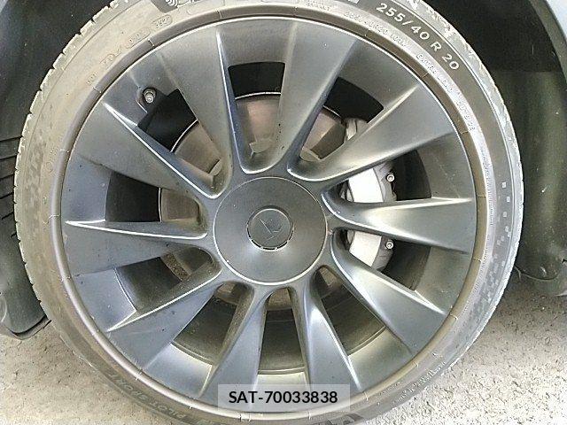 Tesla MODEL Y 2022-10 7880060-26