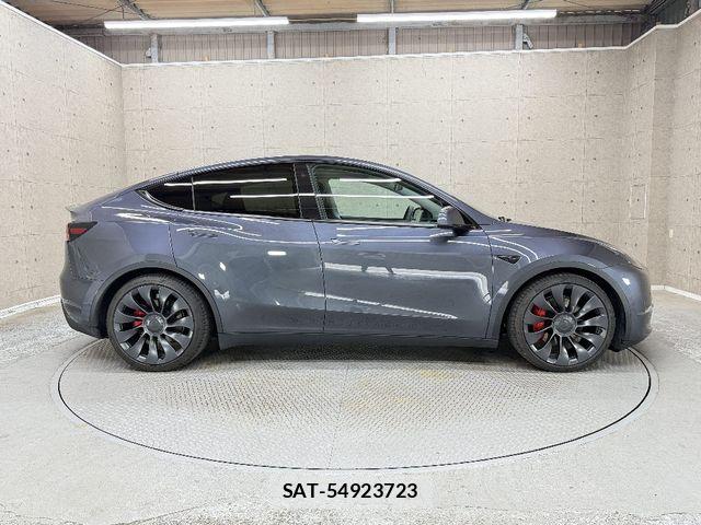 Tesla MODEL Y 2022-10 8210681-8